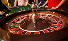 Antarmuka aplikasi adu 303 menampilkan live dealer tables dan sportsbook